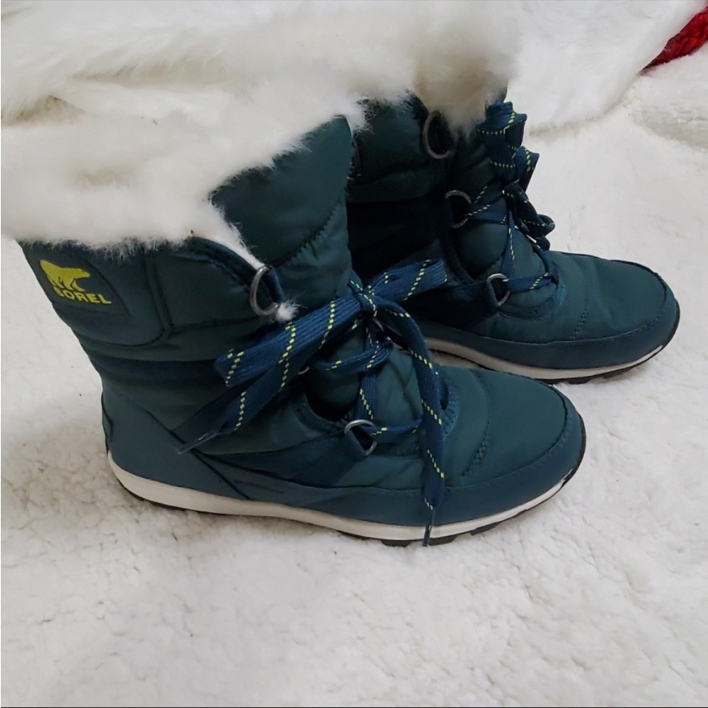 Sorel Whitney short lace snow boots in “dark seas” size 6!